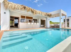 Kas BientoBlu - Gorgeous Ocean View Villa!: Kralendijk şehrinde bir otel