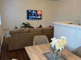 Apt sleeps 5-Netflix-parkg-near City Centre-Etihad-Coop live