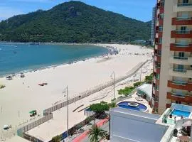 Excelente AP Pé na areia Vista mar