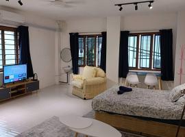 5-Person 1950s Shophouse: Vintage Charm & Smart TVs, hotel di Taiping