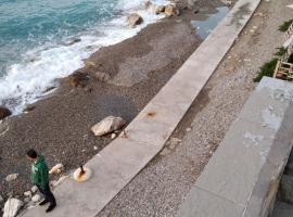 House next to the sea side, hotel conveniente a Derveni