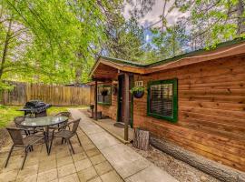 Knotty Pine: A Cute Ruidoso Classic with a Private Hot Tub!, отель в городе Руидозо