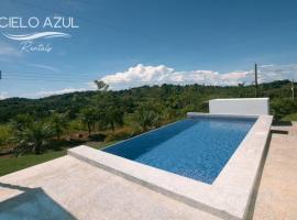 Cielo Azul House with private pool and mountain view, hotel i Naranjito