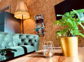 Wellness in the Woods - 4p TinyHouse met privé sauna & hottub، فندق في Diessen