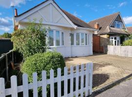 Cosy Bournemouth Bungalow, hotel in Longham