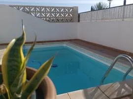 MOANA SURF HOUSE、コラレホのホステル