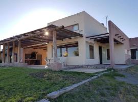 Cabaña con vista al lago, villa i El Nihuil