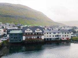 Spacious City Center Home by the Sea, hotell i Klaksvík