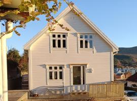 Charming house in Ulsteinvik with free parking, cottage in Ulsteinvik