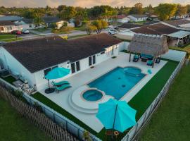 Poolside Paradise Retreat, family hotel in Tamiami