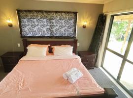 Self checkin master room with private bathroom, hotel en Hamilton