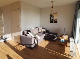 Sunny apartment directly on the Heegermeer, hotel in Heeg