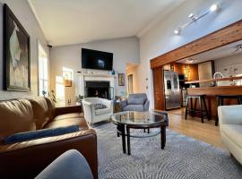 The Shoreline Legacy House with Hot Tub & Fireplace, hótel í Kodiak