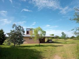 Hermosa casa de campo y bosques, country house in Toay