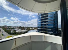 Galleria Deluxe & Spacious apartment + Shopping Centre & Train, place to stay in Glen Waverley