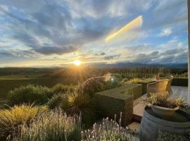 Luxury cottage with stunning vineyard views, hotel sa Renwick