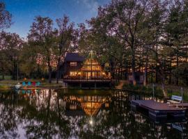 Secluded Waterfront A-Frame Cabin w/ Pvt Lake, cabin in Fithian