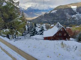Chalet Les Portes, hotel with parking in Riddes