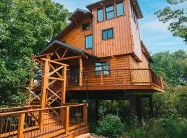Skyview Treehouse A by Amish Country Lodging