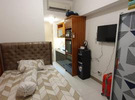 Tokyo Riverside Apartment Studio at PIK2, hotel con tinas de hidromasaje en Gedong