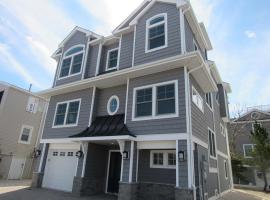New Construction Home 6 Houses From Beach, hotel in Brant Beach