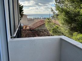 Coquette maison à 500 m de la plage du verdon à la couronne, rumah kotej di Martigues