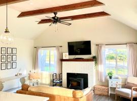 Waddle on Inn- Hot Tub, Pet Friendly, Fully Fenced, 5 Blocks to Beach!, allotjament a Ocean Park