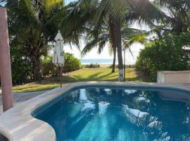 Casa Mana: Beachfront Home w/pool on Playa Blanca – hotel w mieście Zihuatanejo