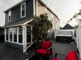 Hamilton's Beach House Stunning Lake Views! Modern Open concept HotTub,firepit, 3BR, hotel en Hamilton