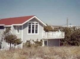 Step Back In Time With This Quaint Oceanfront House, hotel a Surf City