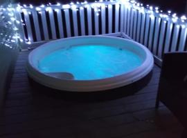 19 Laurel Close Highly recommended 6 berth holiday home with hot tub in prime location, glamping v destinácii Tattershall