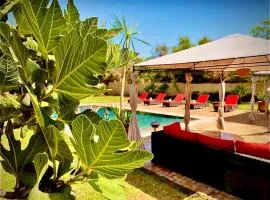 Villa rouge avec piscine et golf