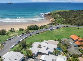 ArtHOUSE Beachfront Accommodation, hotel sa parkingom u gradu Emerald Beach