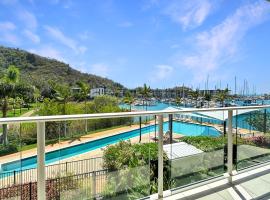 Waterfront 'Beachside' Apartment - Ocean View, Central location, Pool, Wifi, King bed, Deluxe Spa Ensuite, apartment in Nelly Bay