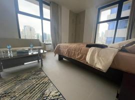Adorable Master Room - Heart of Abu Dhabi, hotel in Abu Dhabi