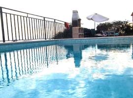 La Torrecica, con carácter andaluz y magníficas vistas al mar y Sierra Nevada, Hotel in Salobreña
