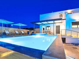 Perla Villas with Heated Pool, hotel v destinaci Kávallos