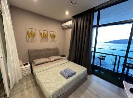 Seaview Designer Concept The shore Kota Kinabalu Sabah by UsHomestay، شقة في كوتا كينابالو