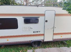 Kamp prikolica četvorokrevetna, кемпінг у місті Crnča