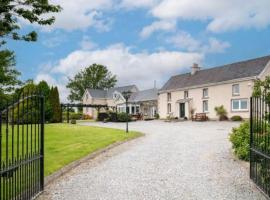 Sweet Lamb Farmhouse, vacation home in New Ross
