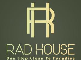 RadHouse Villa Brasov - 50 minutes from Brasov, hotel with parking in Perşani