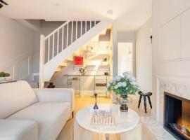 Spring Stays Cosy 2-Bed Residence with Free Parking: Londra'da bir kulübe