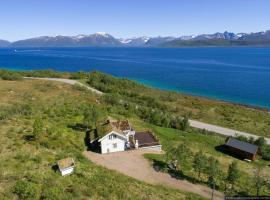 Centrally Located Cabin by the Sea - Sortland, hotell i Sortland