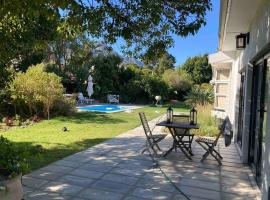 Morningside home full solar, pizza oven and pool, holiday home in Cape Town