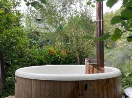 Enchanting Hand Painted Tabernacle with Hot Tub, lodge di Bude