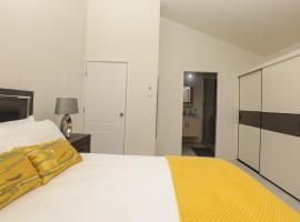 Osmax Oasis/One bedroom, готель у місті Діскавері-Бей