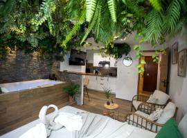 Jungle room Cannes – hotel z jacuzzi w Cannes