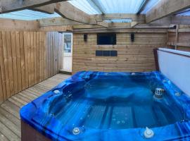 Winnie Cottage - Hot Tub, Games Room, Sauna, Large Garden, hotel in Stocksfield