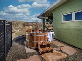 Pitchner Place - Eco-certified Creekside Stay, guest house in Cornville