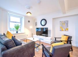 Casa One Hundred - A Beautiful 4 Bed House on the Beach Front, golfhotel in Swansea